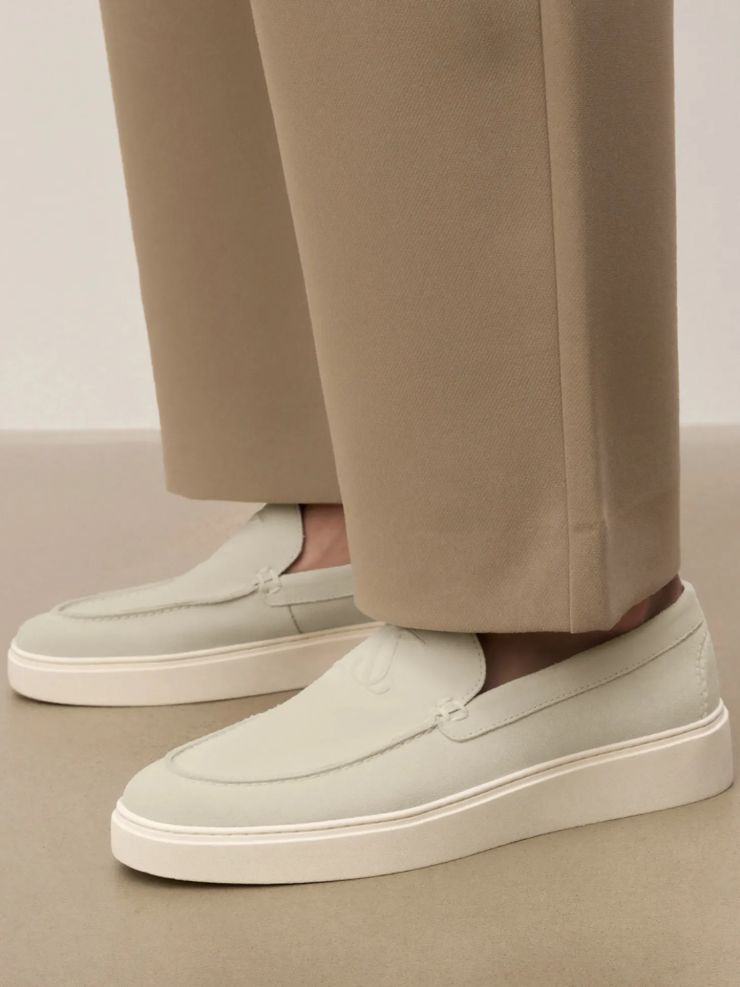 Beżowe loafersy z zamszu na podeszwie typu sneakers