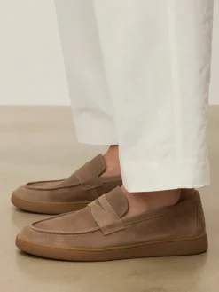 Beżowe zamszowe loafersy na podeszwie typu sneakers