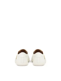 Białe skórzane sneakersy zdobione monogramem