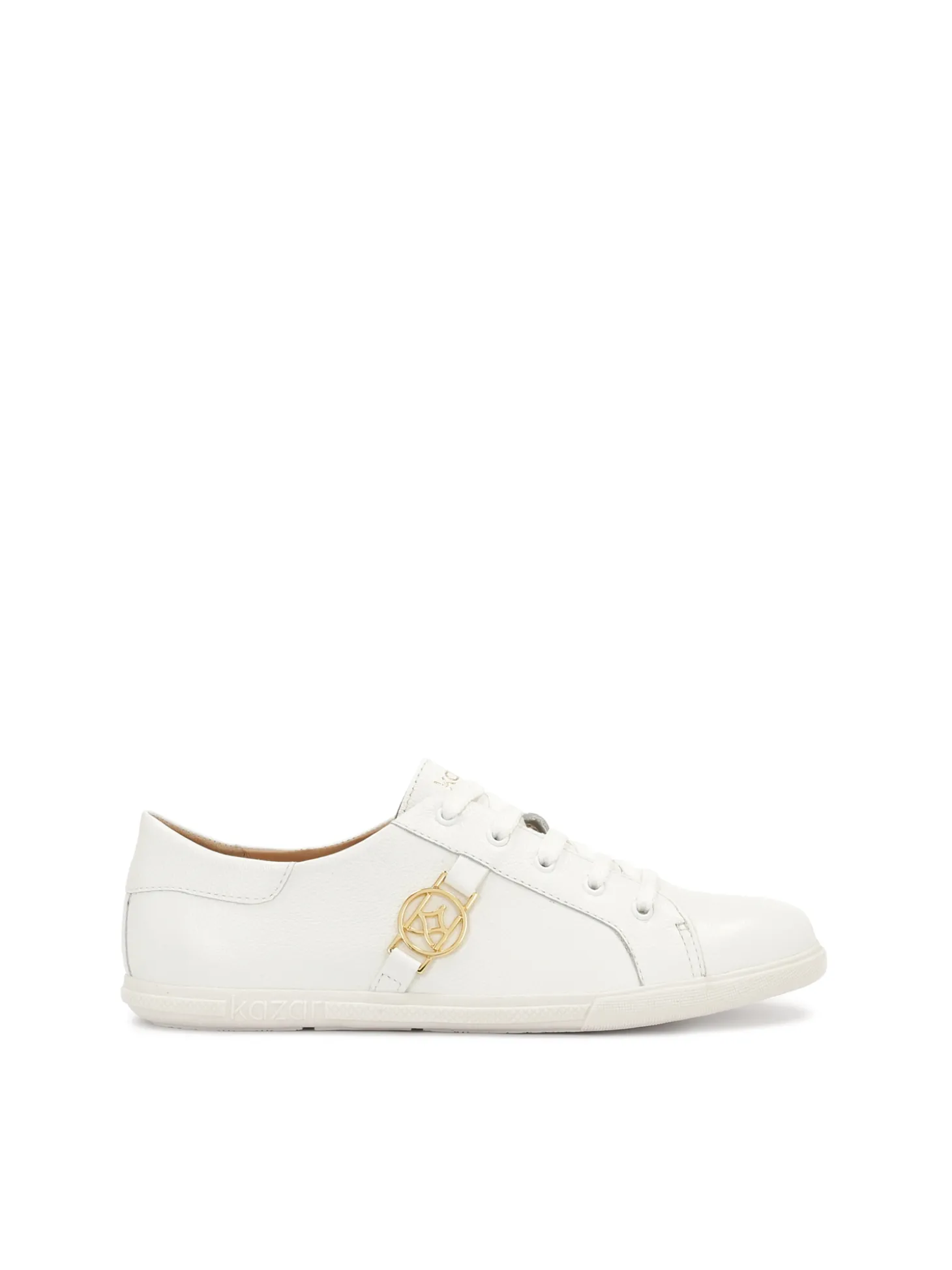 Białe skórzane sneakersy zdobione monogramem