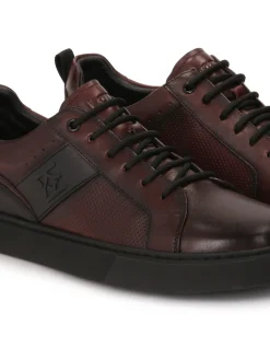 Bordowe sneakersy z perforowaną cholewką