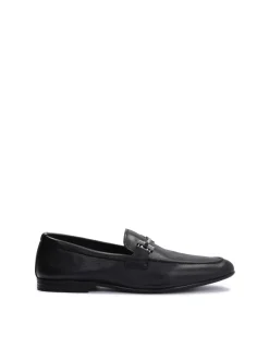 Czarne loafersy męskie ze skóry z metalowym zdobieniem