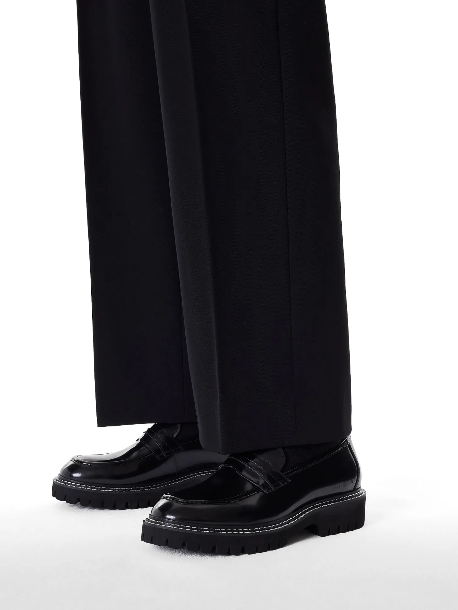 Czarne loafersy przeszywane białą nicią