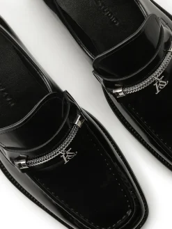 Czarne loafersy z biżuteryjną ozdobą