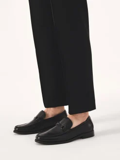 Czarne loafersy z metalową ozdobą