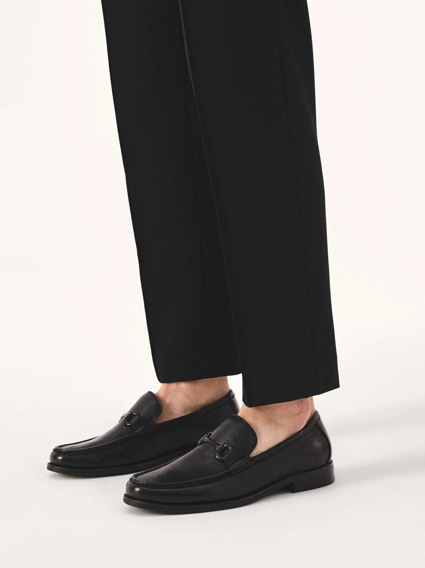 Czarne loafersy z metalową ozdobą