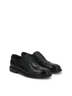 Czarne oxfordy z ażurowym zdobieniem Brogues