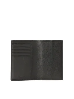 Czarne skórzane etui na paszport i dokumenty