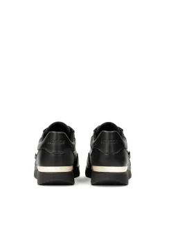 Czarne skórzane sneakersy zdobione złotymi elementami