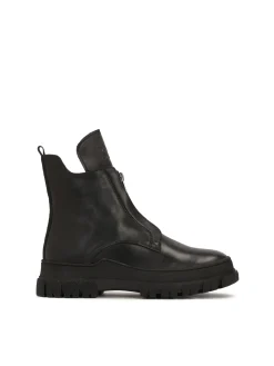 Czarne skórzane trzewiki z suwakiem na przodzie i wysokim językiem