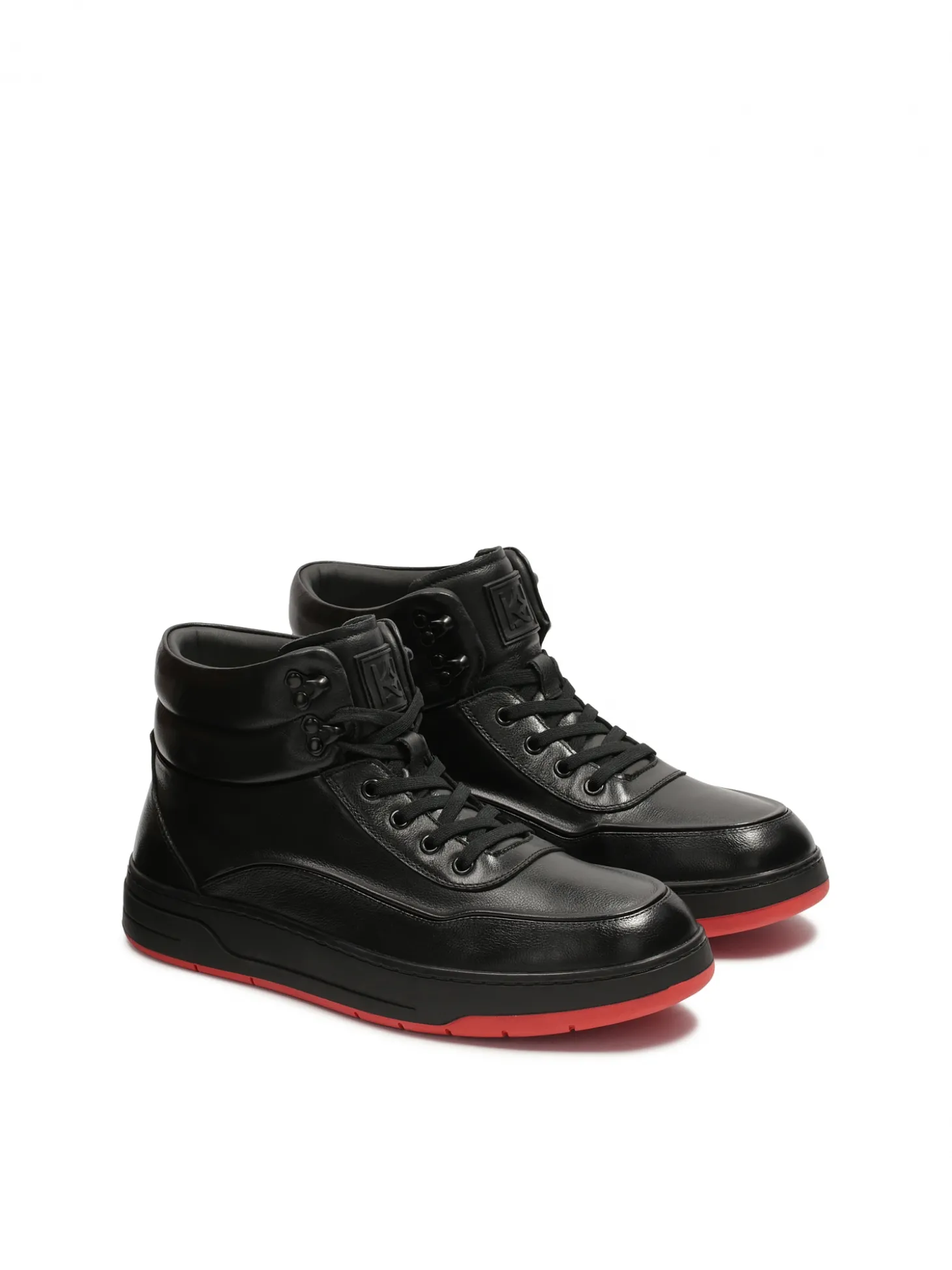 Czarne sneakersy z kontrastującą czerwoną podeszwą