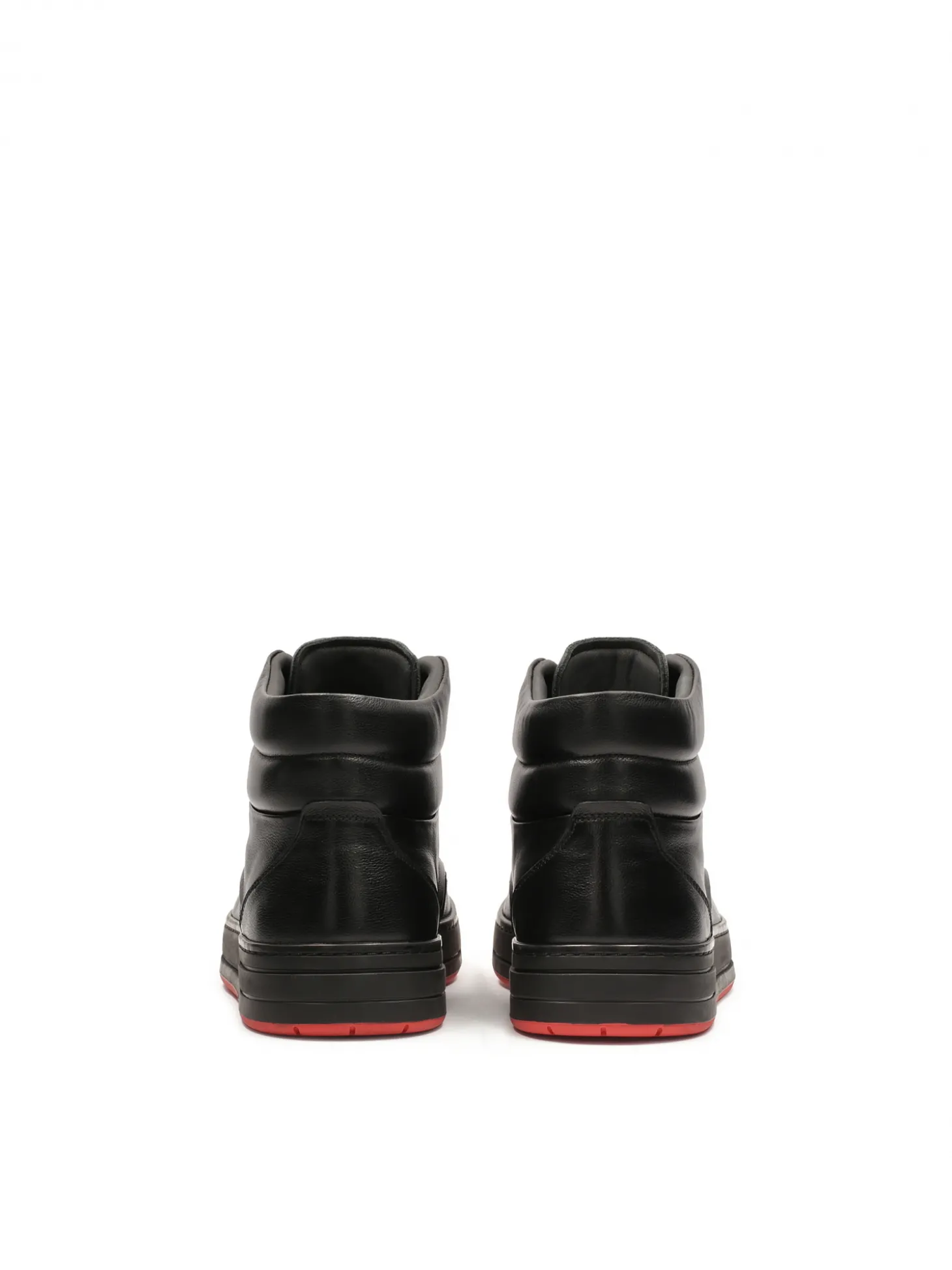 Czarne sneakersy z kontrastującą czerwoną podeszwą