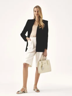 Elegancka torebka z dekoracyjnym brelokiem