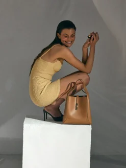 Jasnobrązowa torebka z eleganckim zapięciem