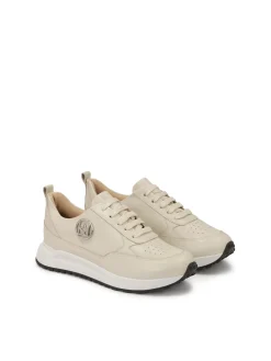 Komfortowe sneakersy ozdobione srebrnym monogramem