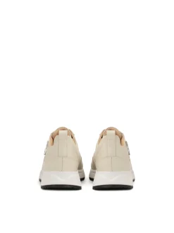Komfortowe sneakersy ozdobione srebrnym monogramem