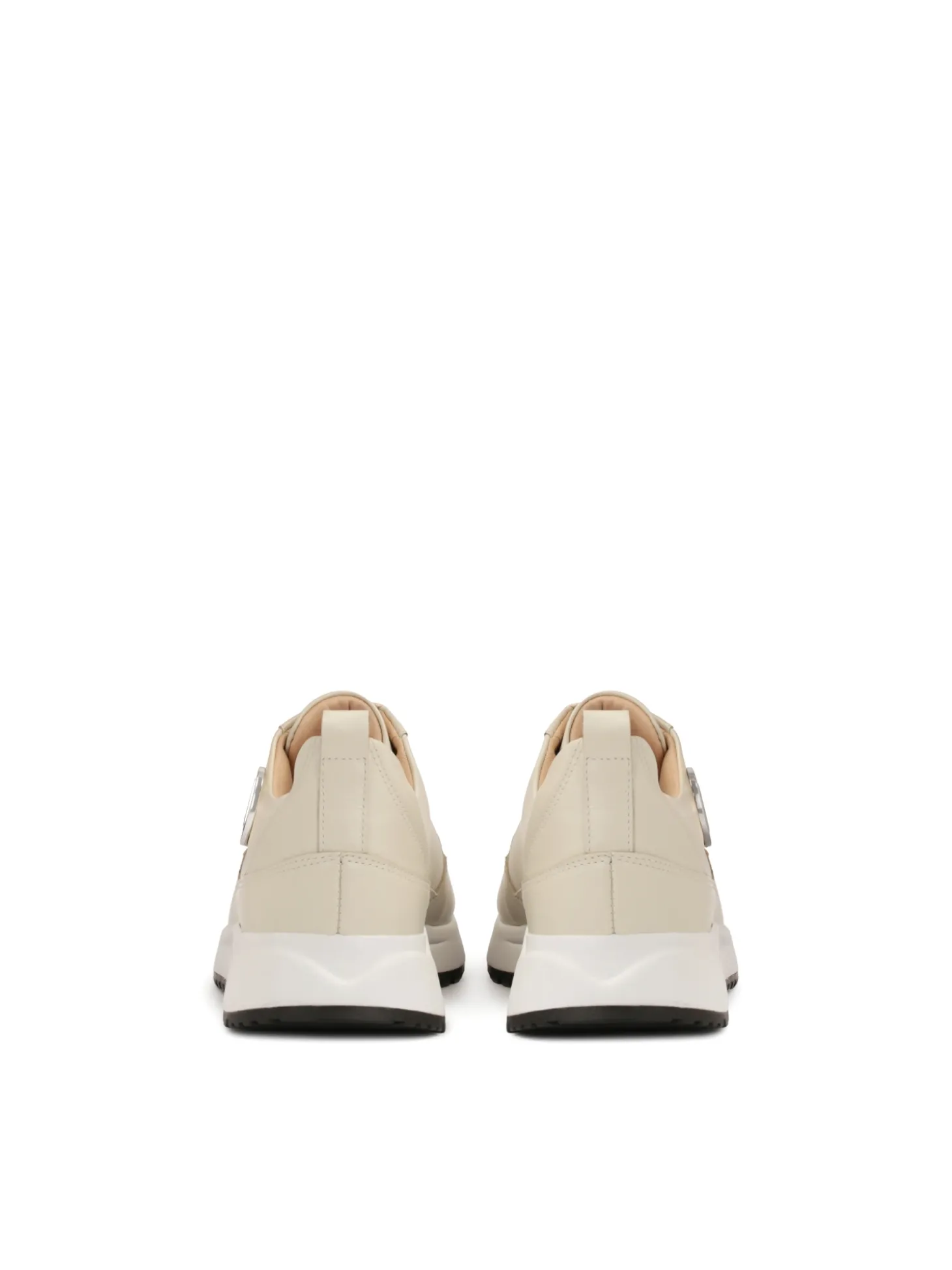 Komfortowe sneakersy ozdobione srebrnym monogramem