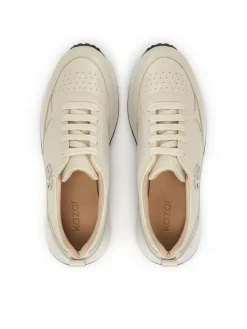 Komfortowe sneakersy ozdobione srebrnym monogramem