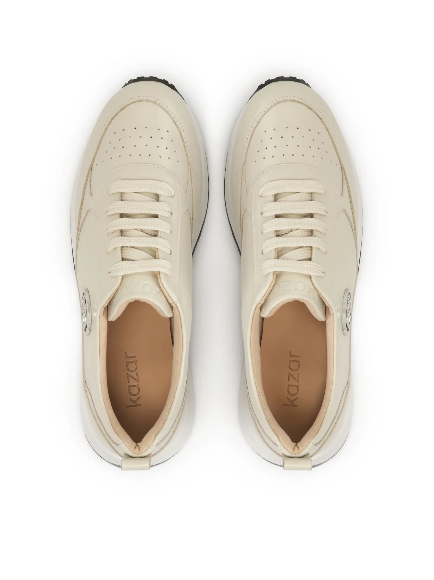 Komfortowe sneakersy ozdobione srebrnym monogramem