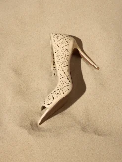 Kremowe czółenka peep toe z ażurowym wzorem