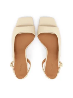 Kremowe sandały slingback z tłoczonej skóry o subtelnym połysku