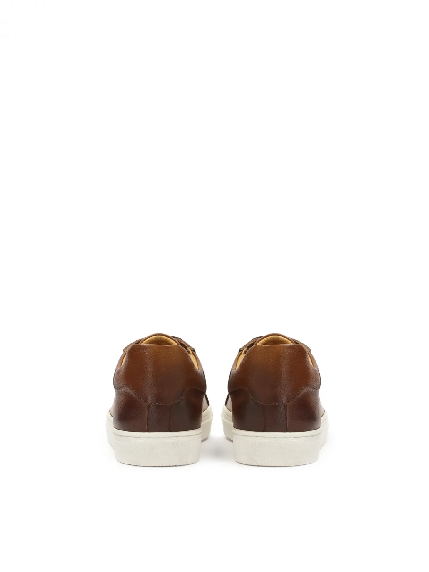 Minimalistyczne brązowe sneakersy z białą podeszwą