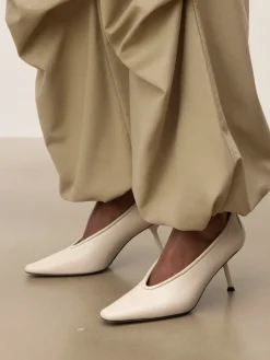 Skórzane czółenka off-white z rzeźbiarską linią