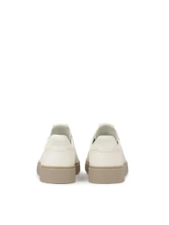 Skórzane sneakersy w kolorze złamanej bieli z wyszywanym logo