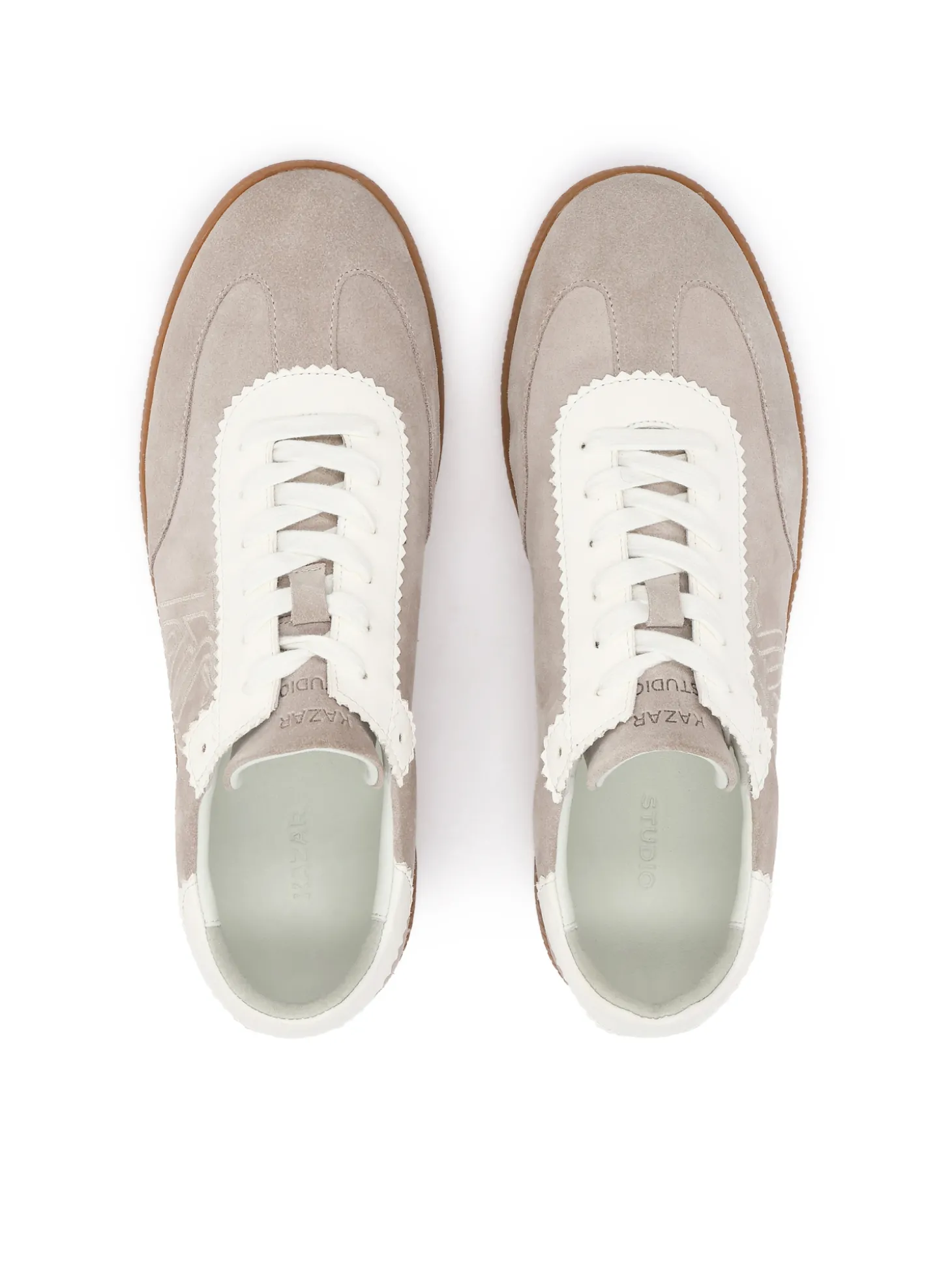 Sneakersy o linii retro z kontrastem faktur