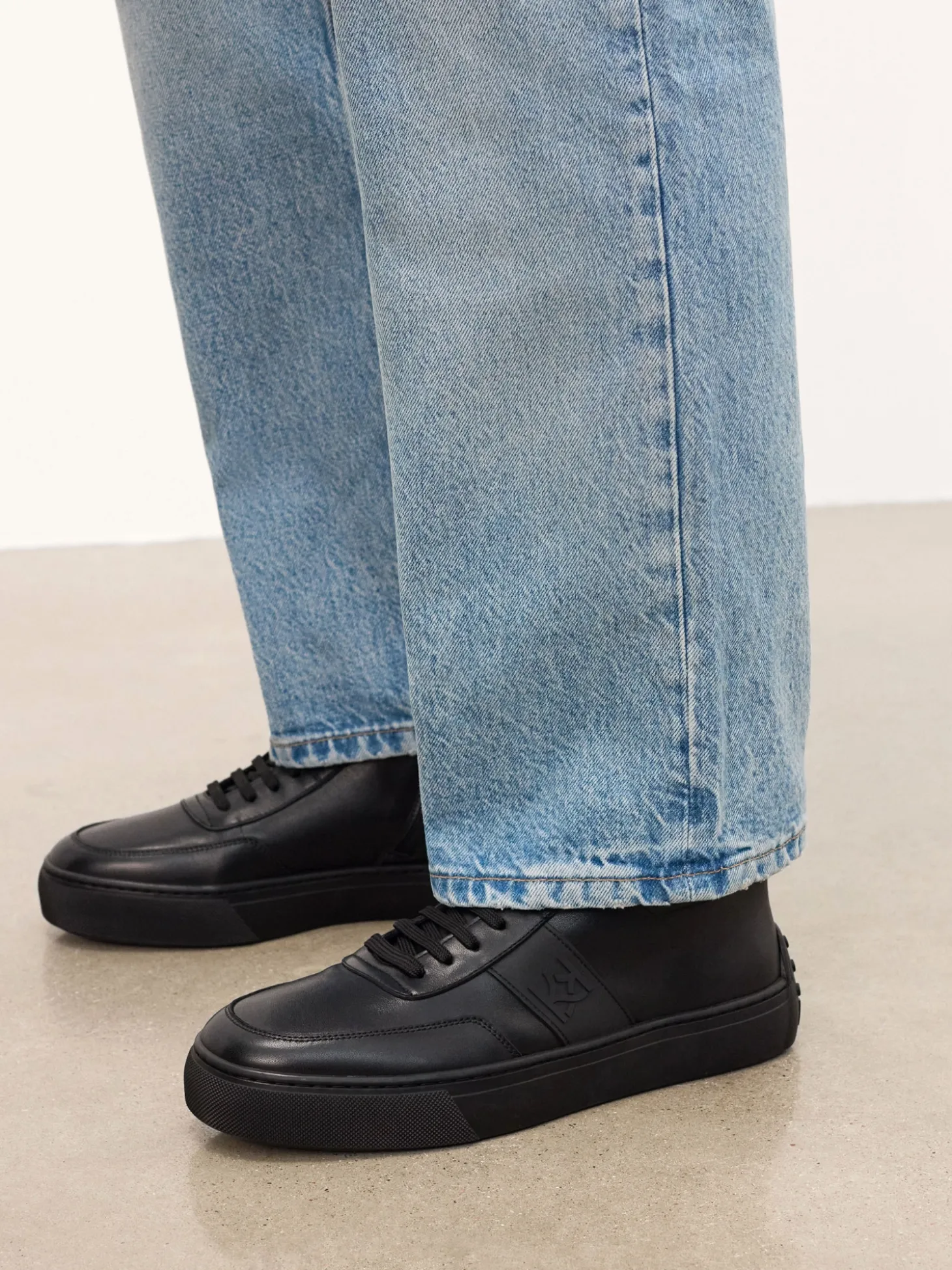 Sneakersy skórzane z wysoką cholewką i monogramem