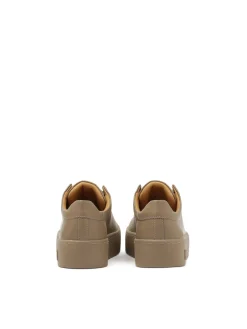 Sneakersy w kolorze taupe ze zdobionym językiem