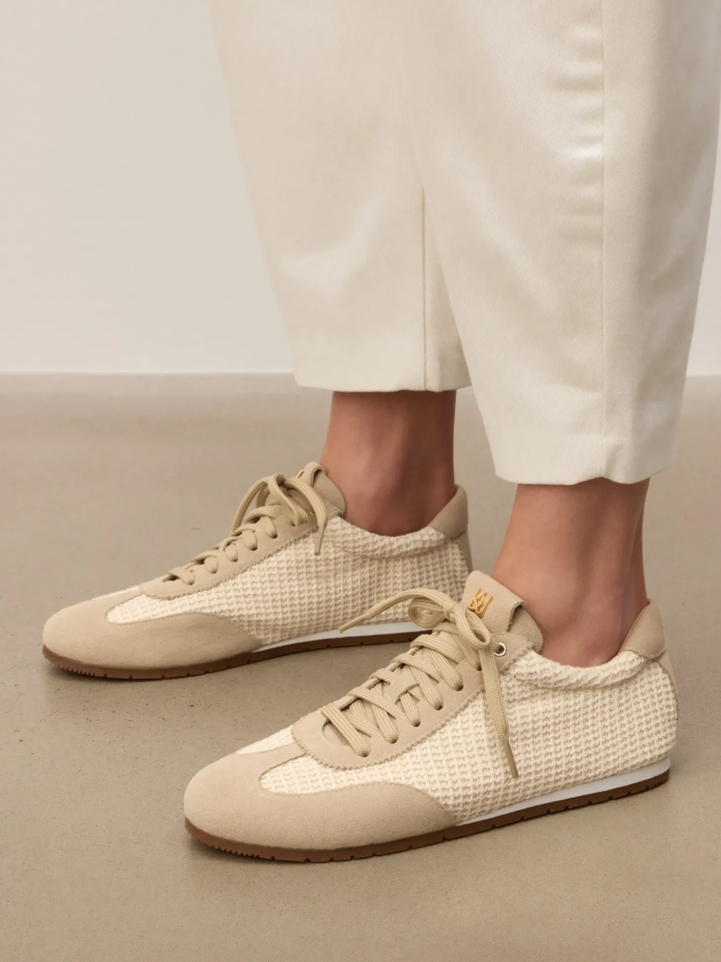Sneakersy z naturalnych materiałów o subtelnej fakturze
