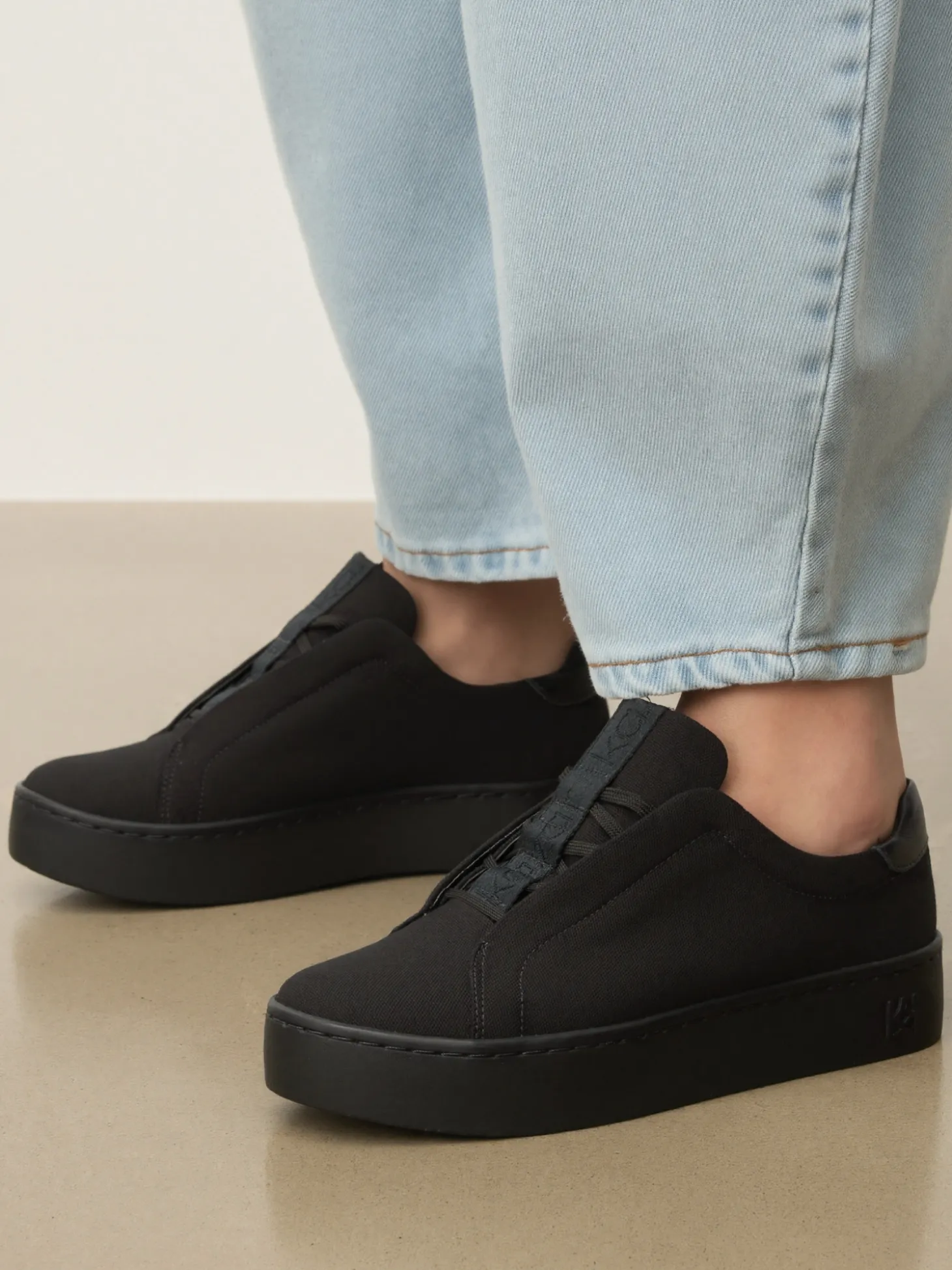 Sneakersy z tkaniny na grubszej podeszwie