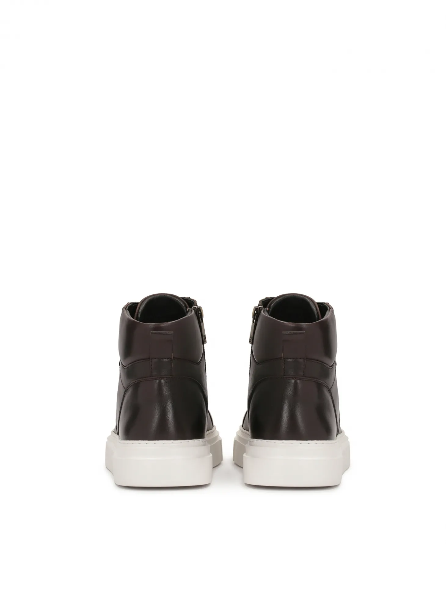 Sznurowane brązowe sneakersy z kontrastującą podeszwą