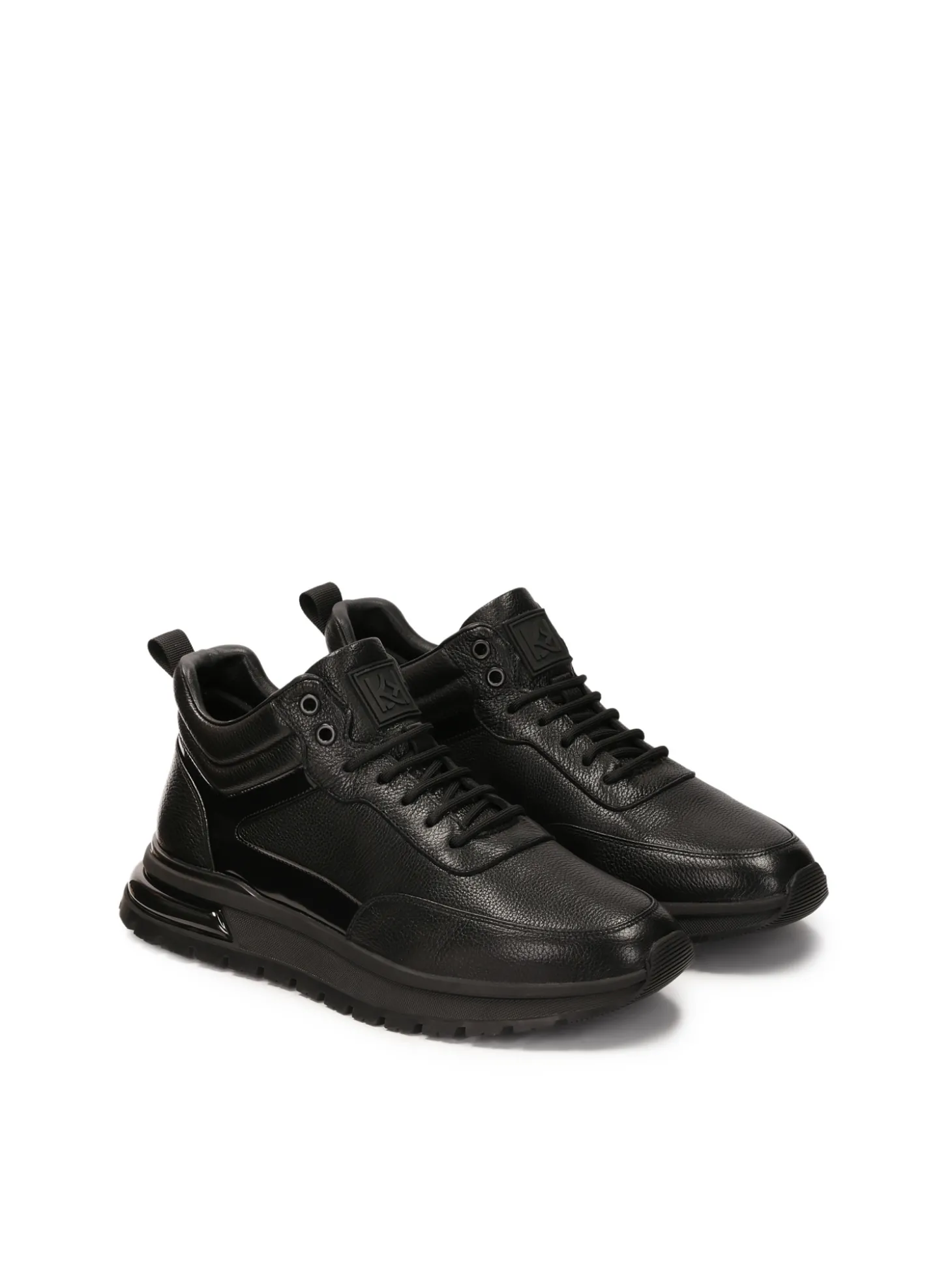 Sznurowane sneakersy ze sportową podeszwą