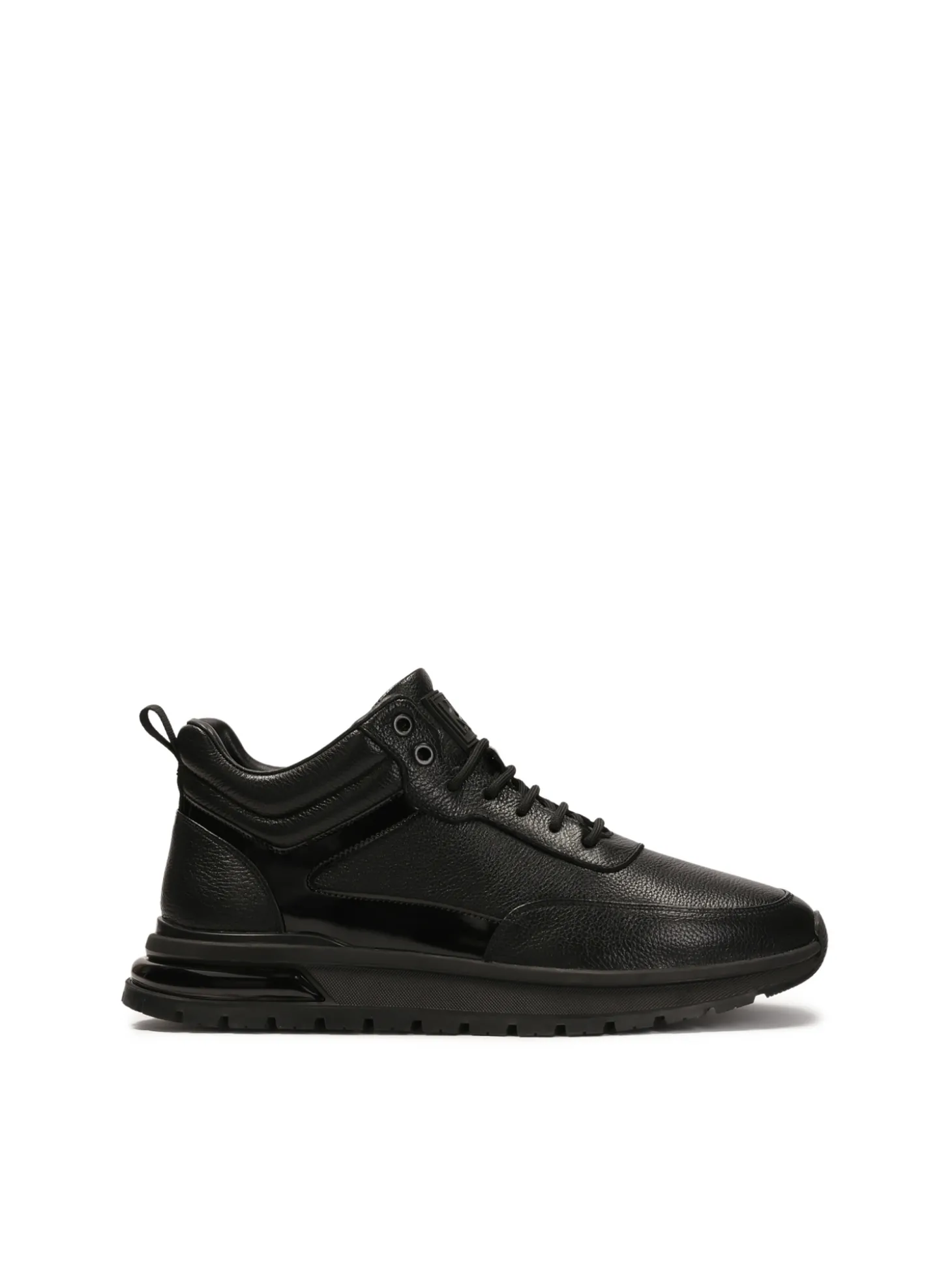 Sznurowane sneakersy ze sportową podeszwą
