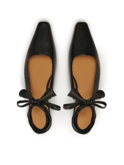 Wiązane czółenka na płaskim obcasie