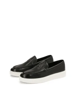 Wsuwane czarne loafersy z białą podeszwą typu sneakers