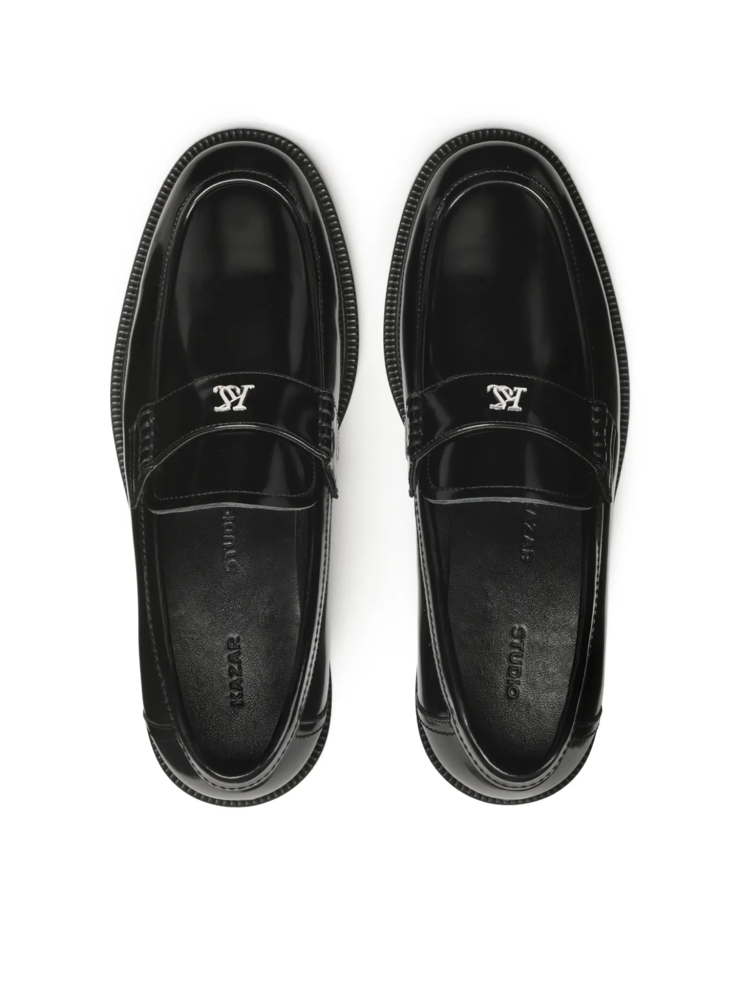 Wsuwane czarne loafersy z monogramem