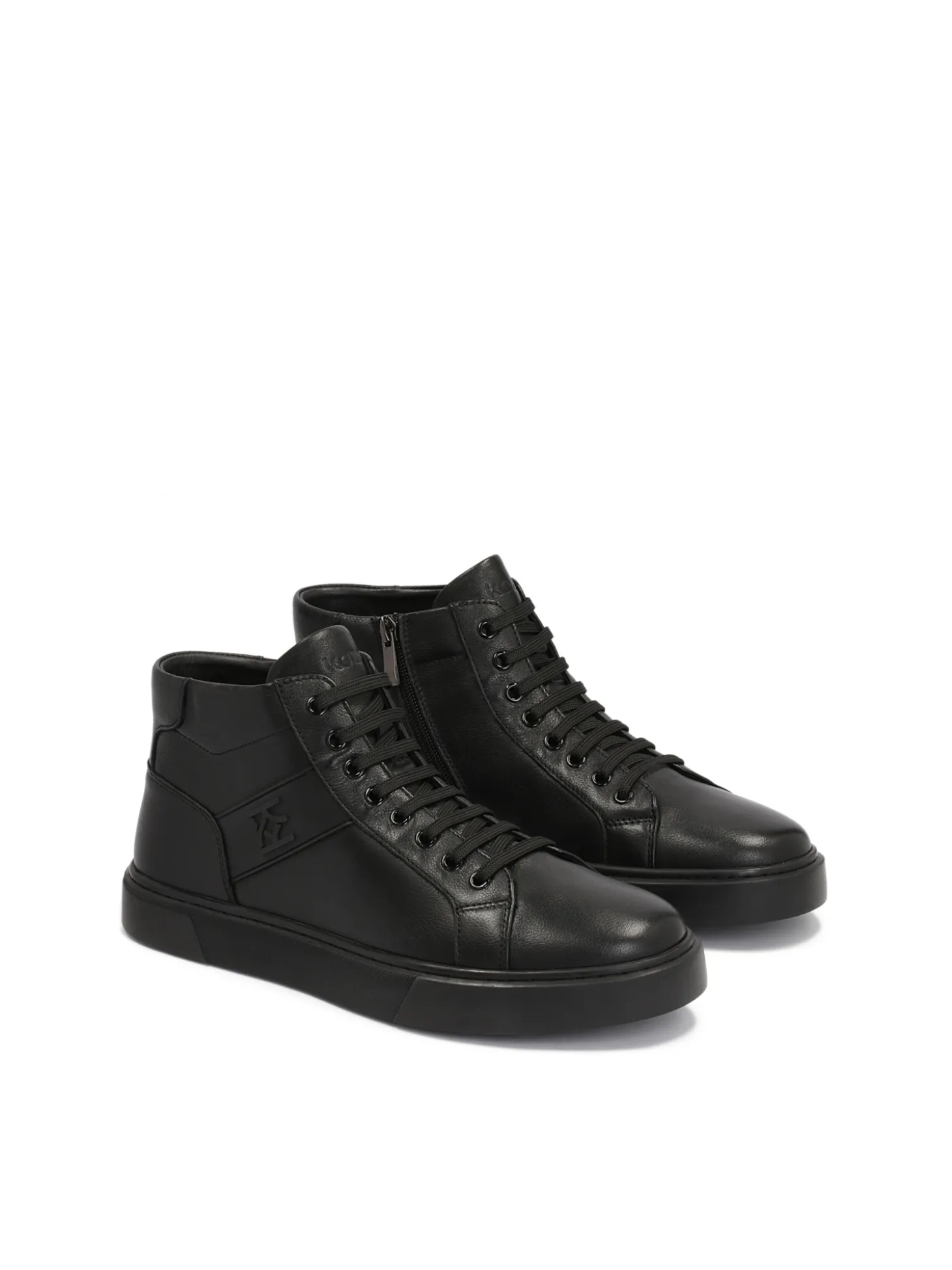 Wysokie sneakersy męskie zdobione monogramem